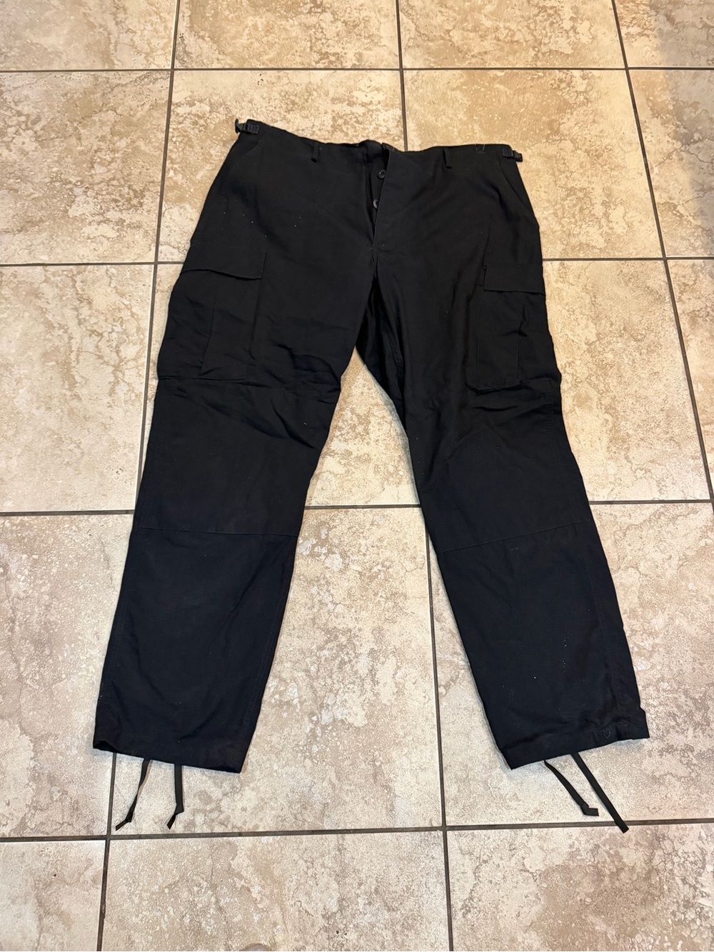 NWOT Men's Black Cargo Pants with adjustable inseam 29.5-32.5, waist 39 to 42 in